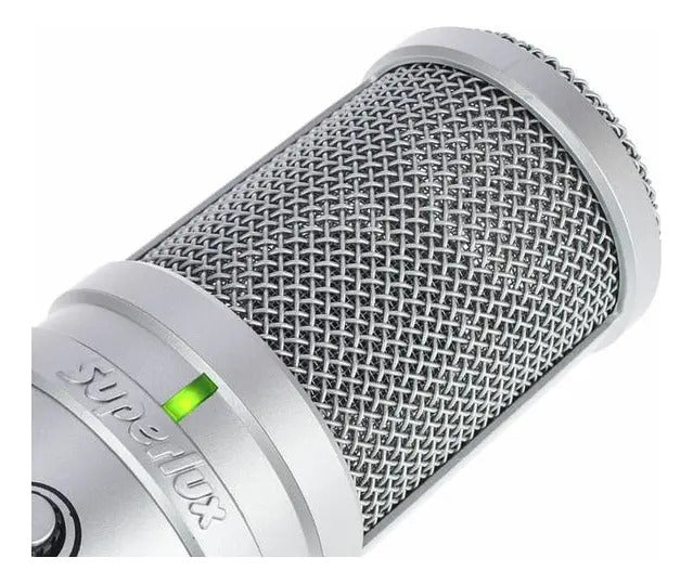 Superlux E205U - En uso sobre escritorio para streaming y podcast