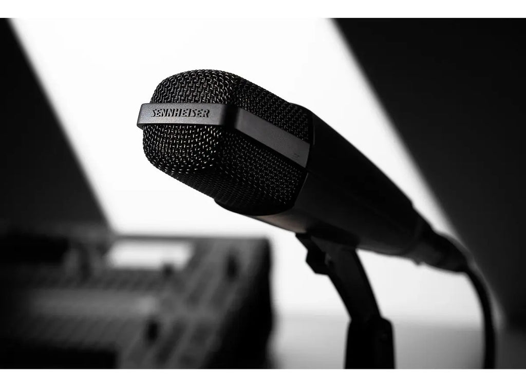 Sennheiser MD 421 II - Vista posterior conector XLR y switch de graves