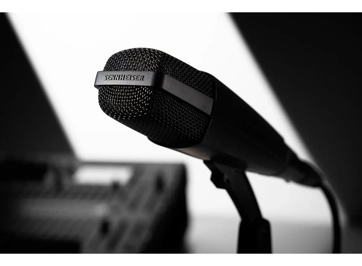 Sennheiser MD 421 II - Vista posterior conector XLR y switch de graves