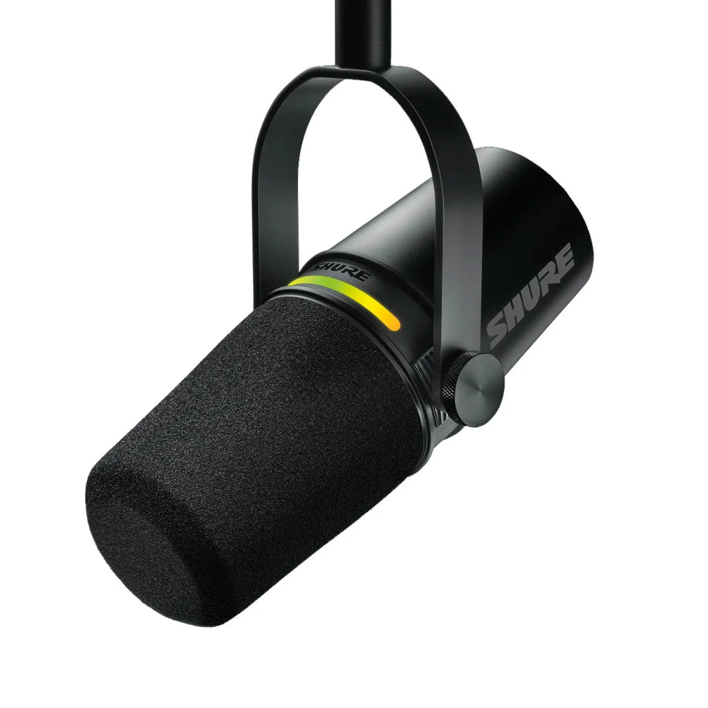 Micrófono Shure MV7+ negro vista frontal en ángulo con panel LED personalizable