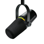 Micrófono Shure MV7+ negro vista frontal en ángulo con panel LED personalizable