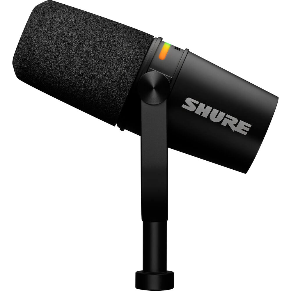 Micrófono Shure MV7+ negro vista lateral sobre fondo claro